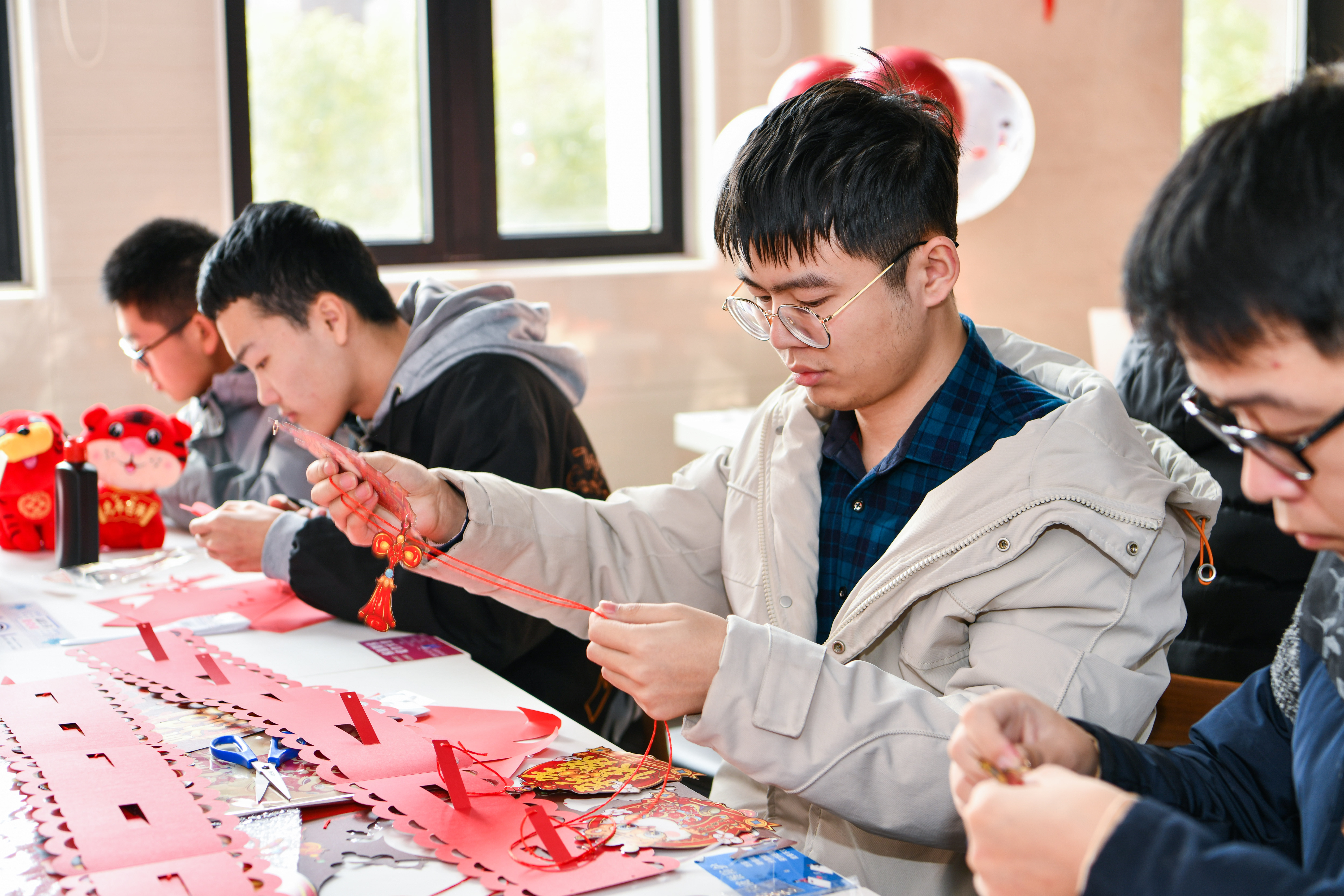 学校领导与留校师生员工同贺虎年新春