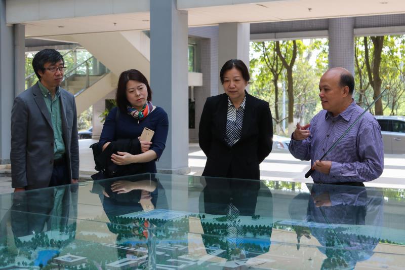 东莞理工学院党委副书记吕琦元给调研组介绍学校发展规划